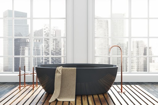 Free-standing bathtub in apartment